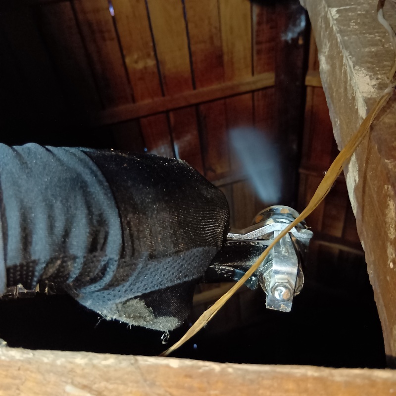 屋根裏の木材にシロアリ駆除剤を散布