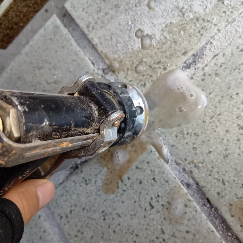 玄関床の目地からシロアリ駆除剤を注入