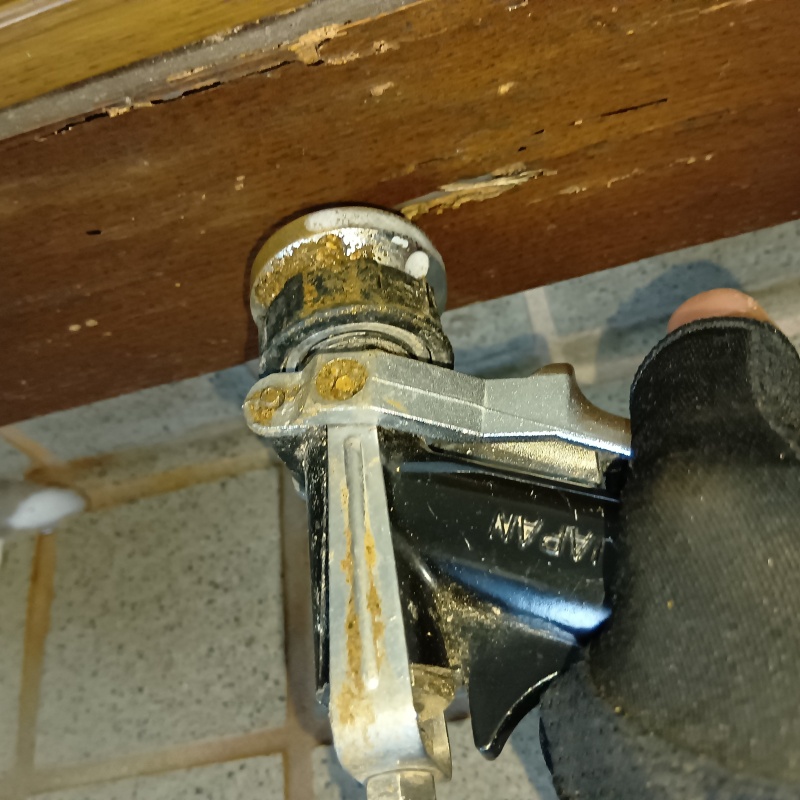 傷んだ木部に穴を開けてシロアリ駆除剤を注入