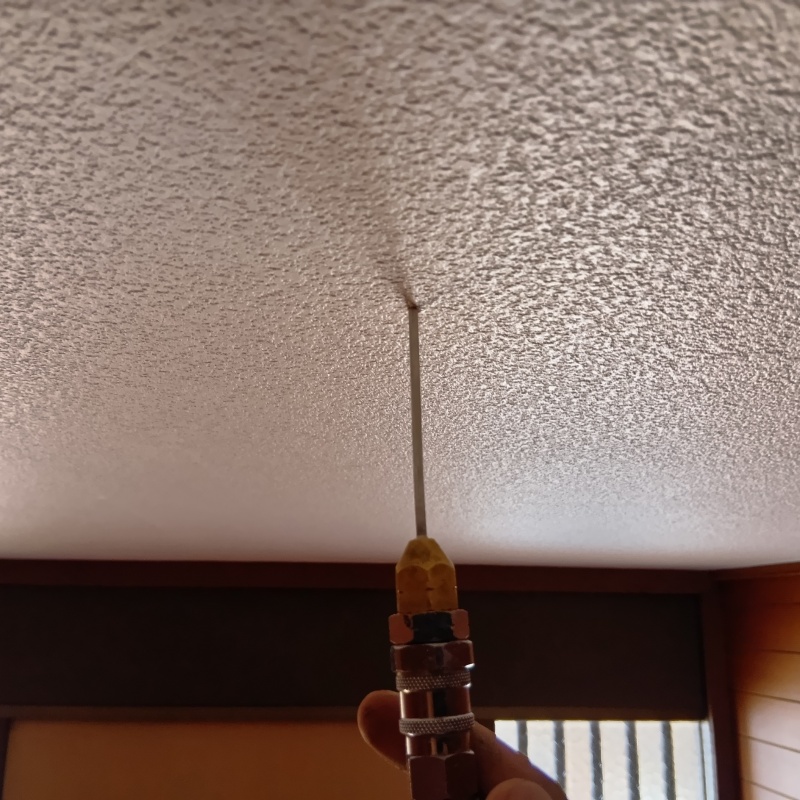 天井に穴を開けてシロアリ駆除剤を注入