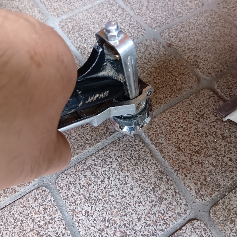 玄関床の目地からシロアリ駆除剤を注入