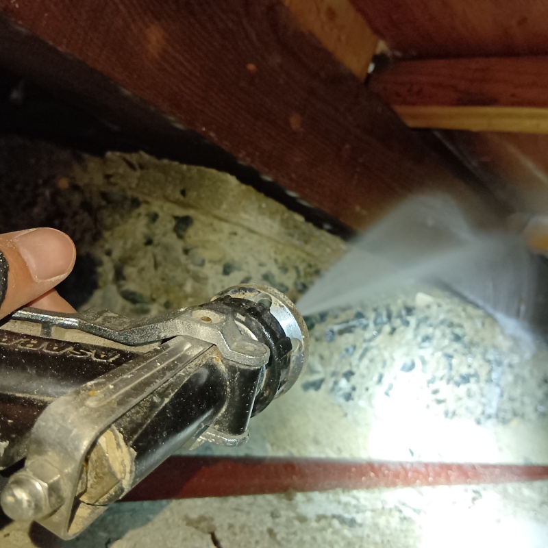 床下木材にシロアリ駆除剤を散布