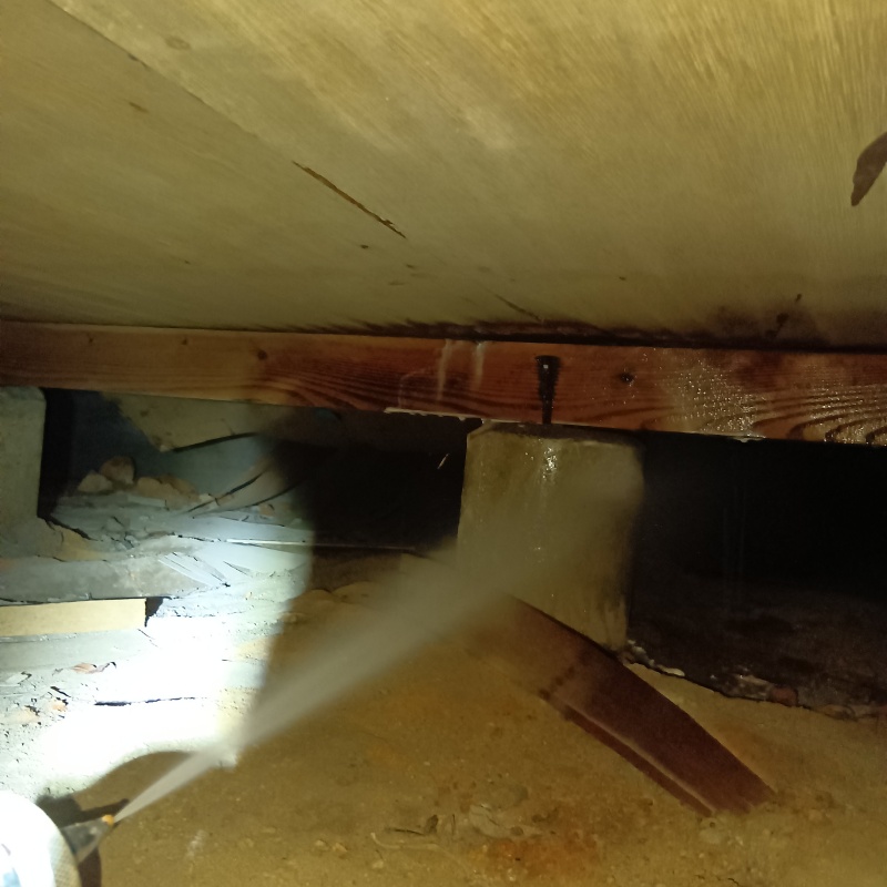 基礎にシロアリ駆除剤を散布