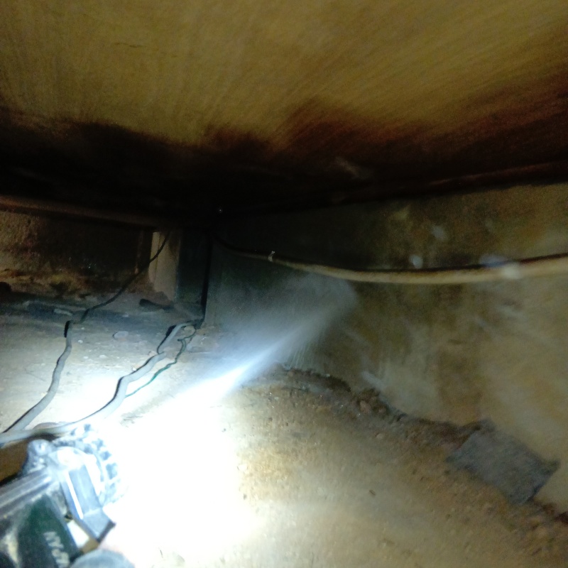 基礎にシロアリ駆除剤を吹き付ける様子