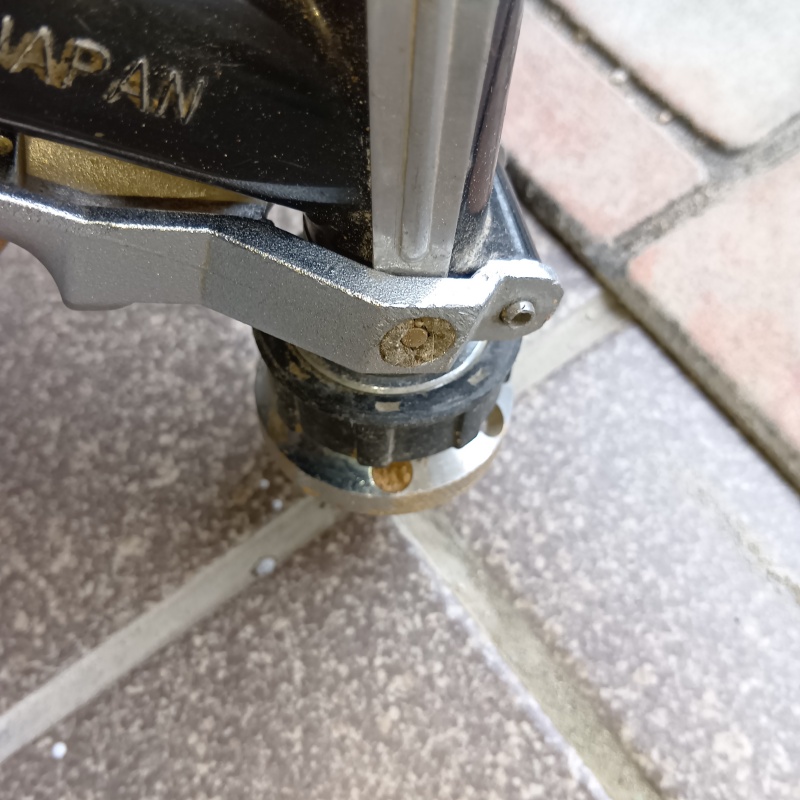 玄関床に穴を開けてシロアリ駆除剤を注入