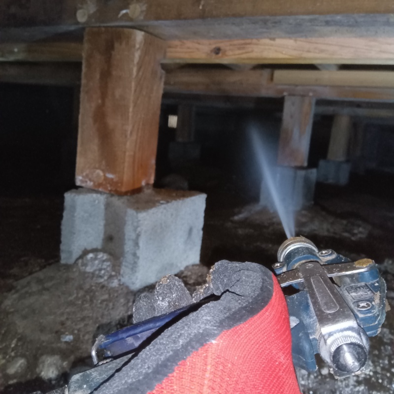 床下木材にシロアリ駆除剤を散布