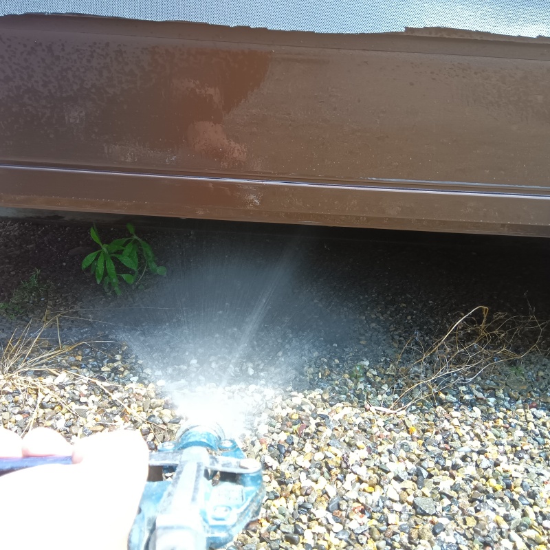 建物外周の土壌にシロアリ駆除剤を散布