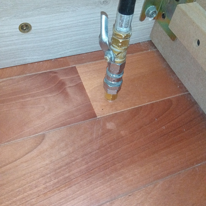 フローリングに穴を開けてシロアリ駆除剤を注入