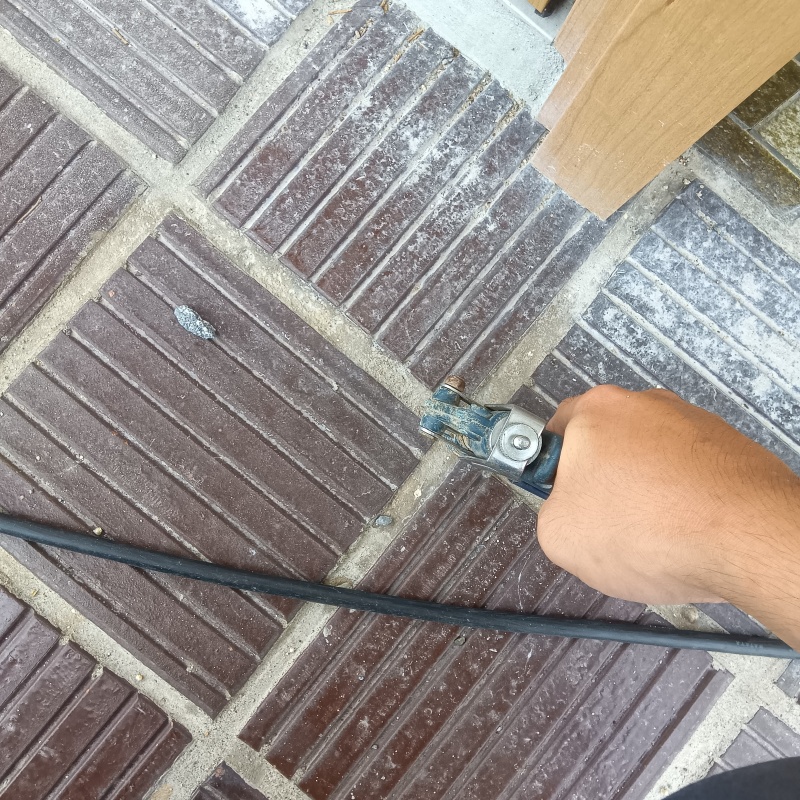 玄関床の目地からシロアリ駆除剤を注入