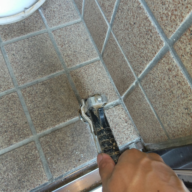 玄関床に穴を開けてシロアリ駆除剤を注入