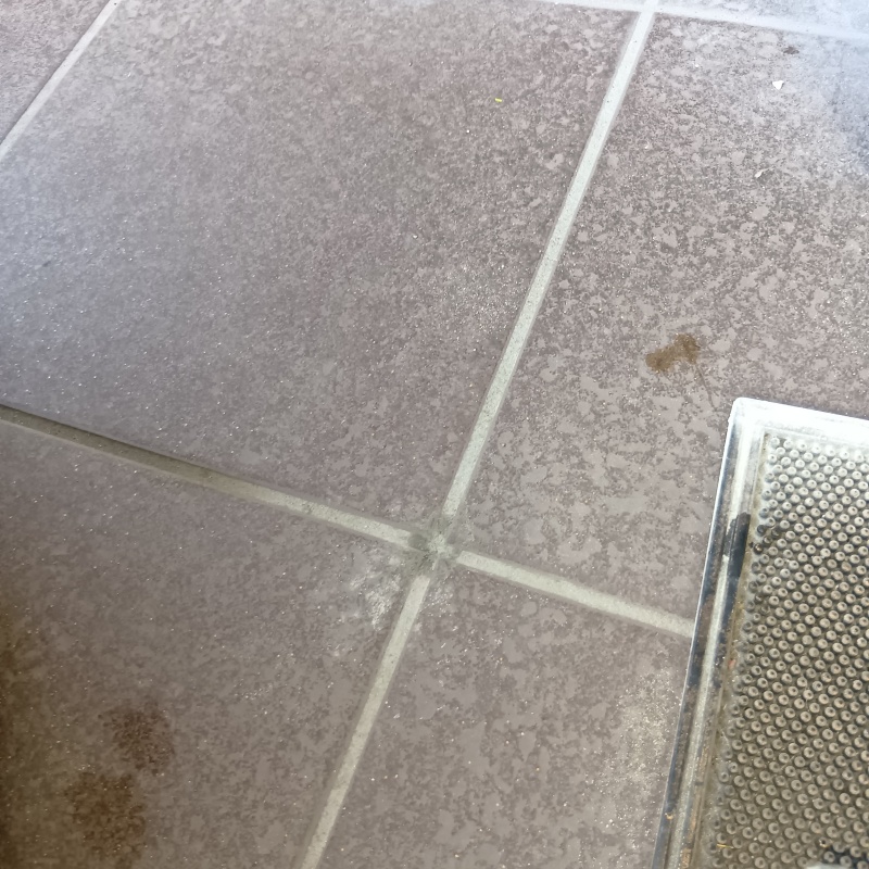 開けた穴を自然な形で補修
