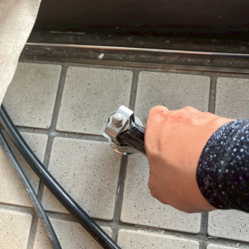 玄関床に穴を開けてシロアリ駆除剤を注入