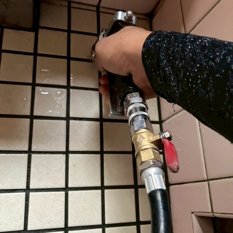 トイレ床に穴を開けてシロアリ駆除剤を注入