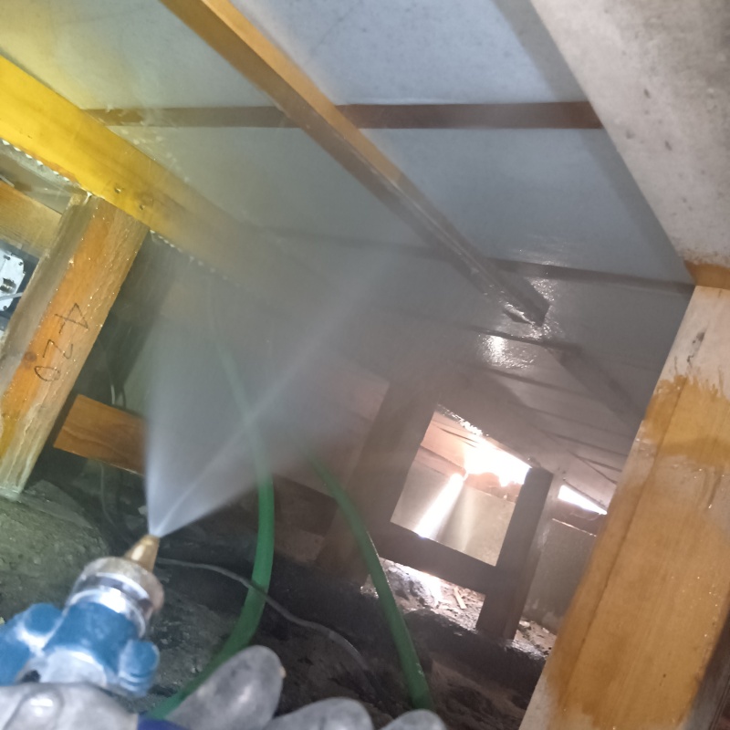 床下断熱材にシロアリ駆除剤を散布