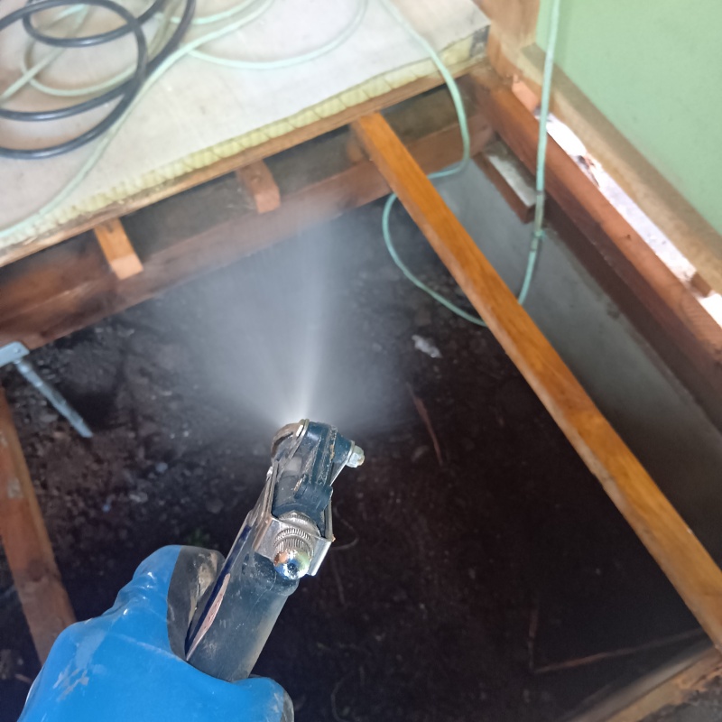 地面にシロアリ駆除剤を散布