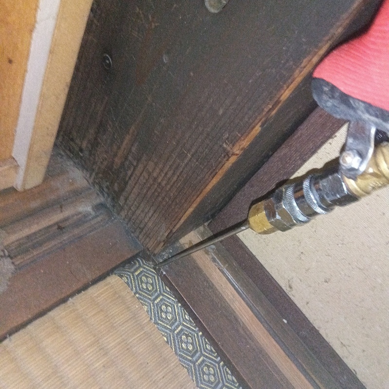 木部に穴を開けてシロアリ駆除剤を注入