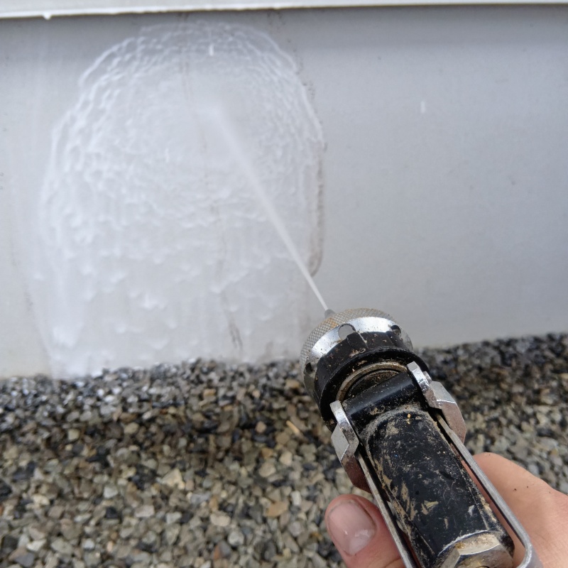 建物の外周にシロアリ駆除剤を散布