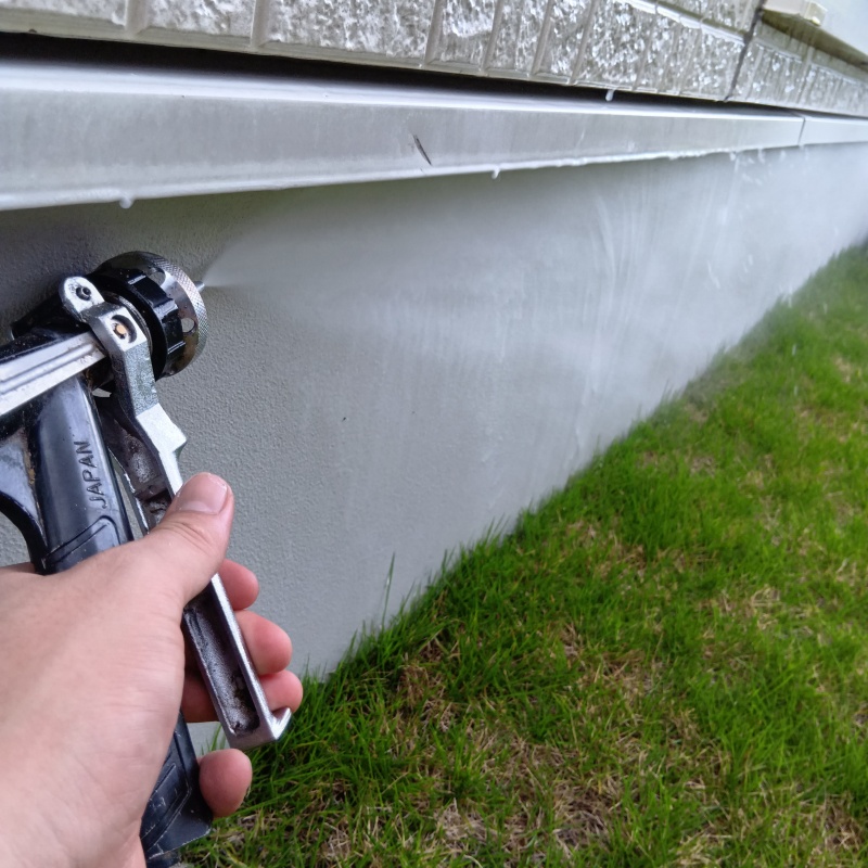 建物の外周にシロアリ駆除剤を散布