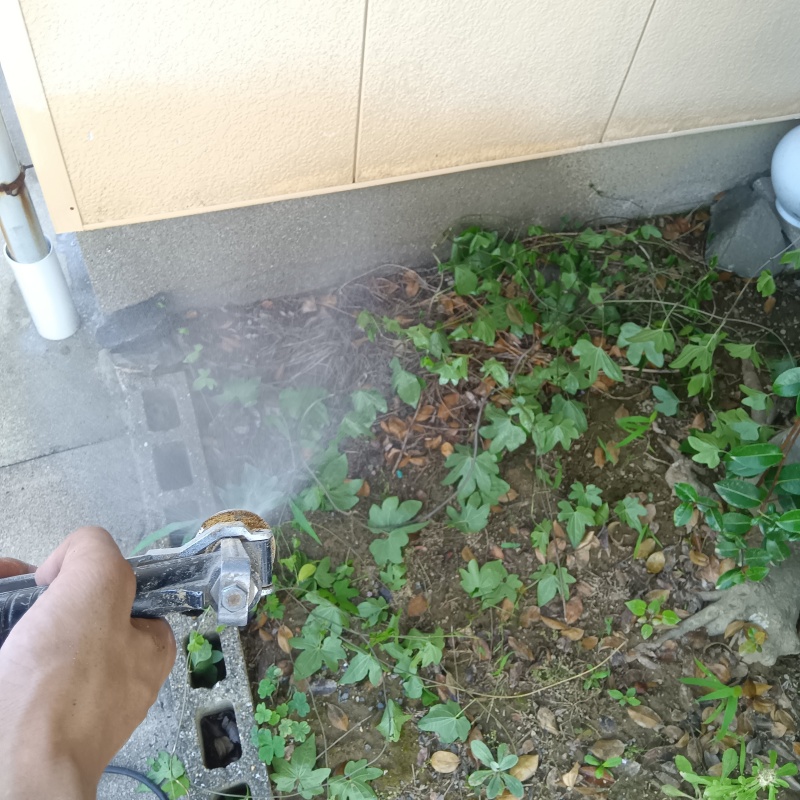 建物の外周にシロアリ駆除剤を散布