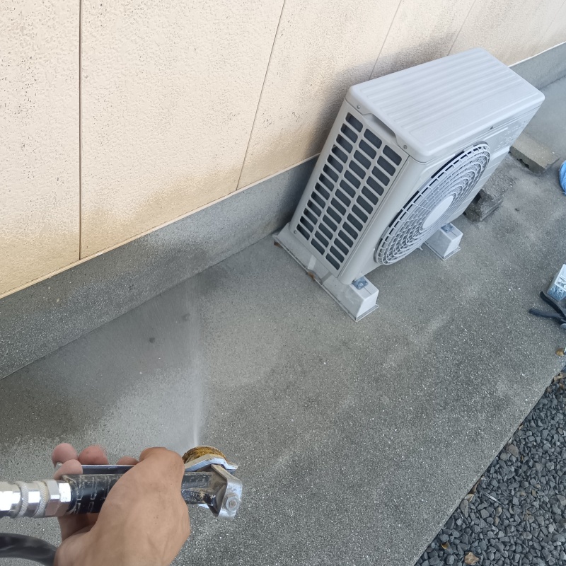 建物の外周にシロアリ駆除剤を散布