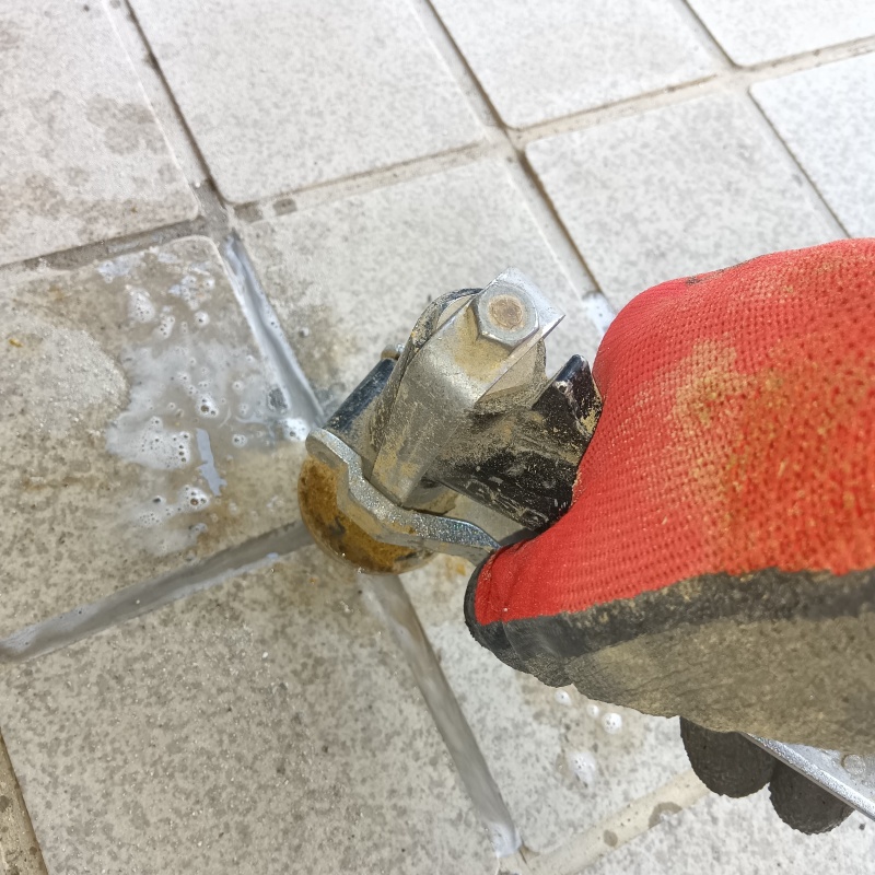床にシロアリ駆除剤を注入