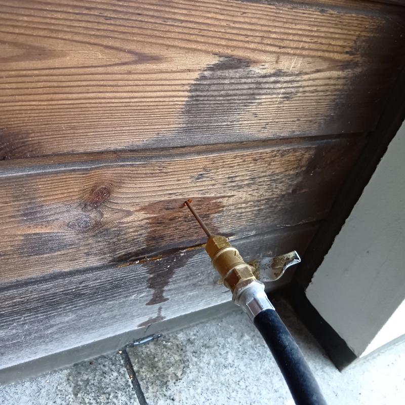 壁にシロアリ駆除剤を注入