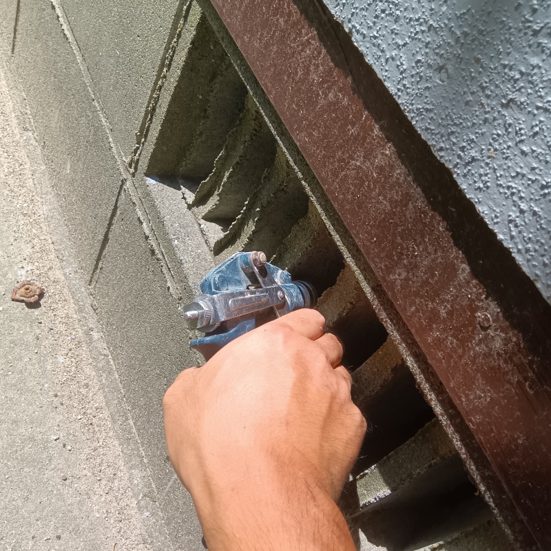 床下換気口から防蟻剤を散布