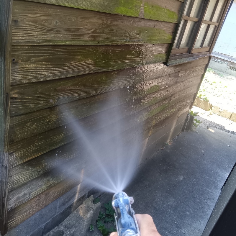 離れの木部に防蟻剤を散布