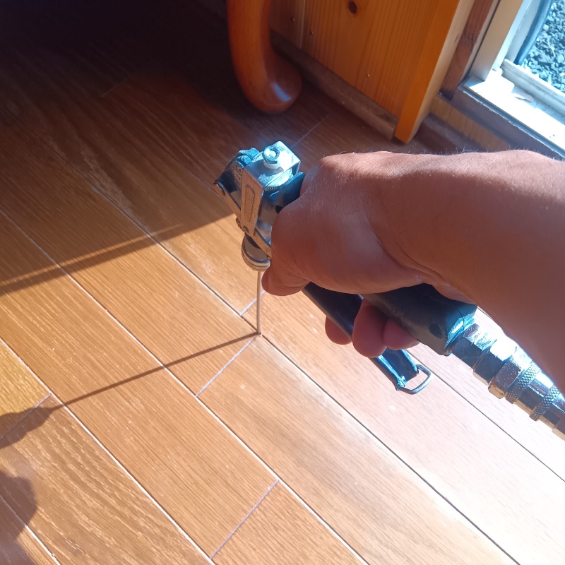 床にシロアリ駆除剤を注入