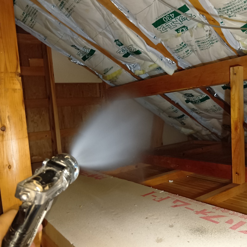 屋根裏にシロアリ駆除剤を散布