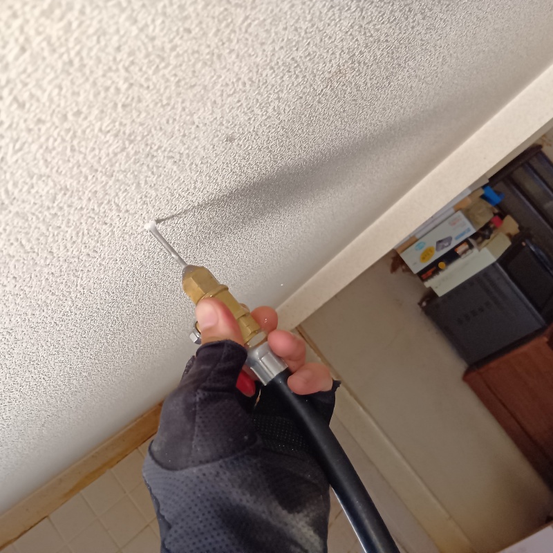 壁にシロアリ駆除剤を注入