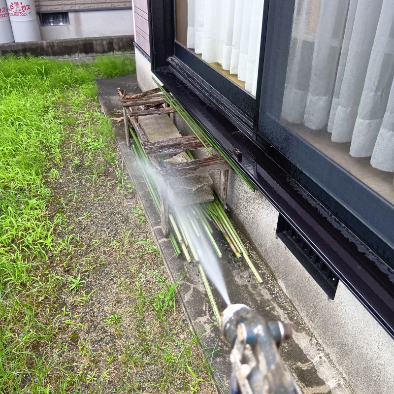 屋外の地面にシロアリ駆除剤を散布