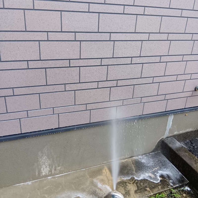 屋外の地面にシロアリ駆除剤を散布