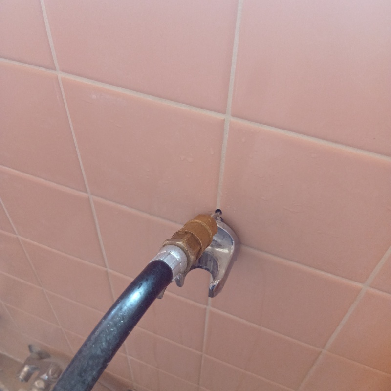 壁にシロアリ駆除剤を注入
