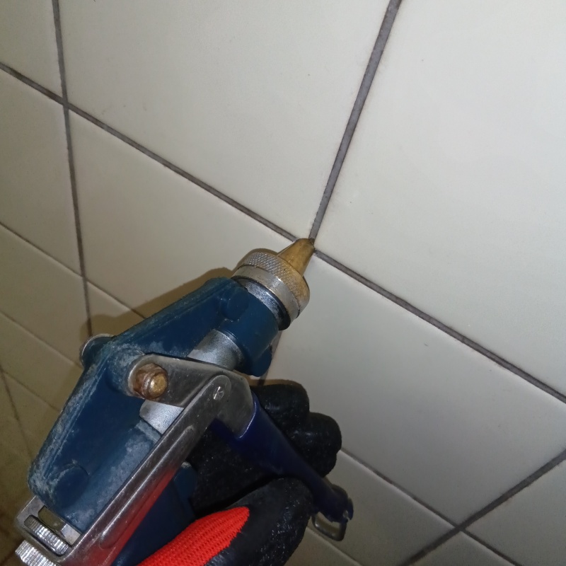 壁にシロアリ駆除剤を注入