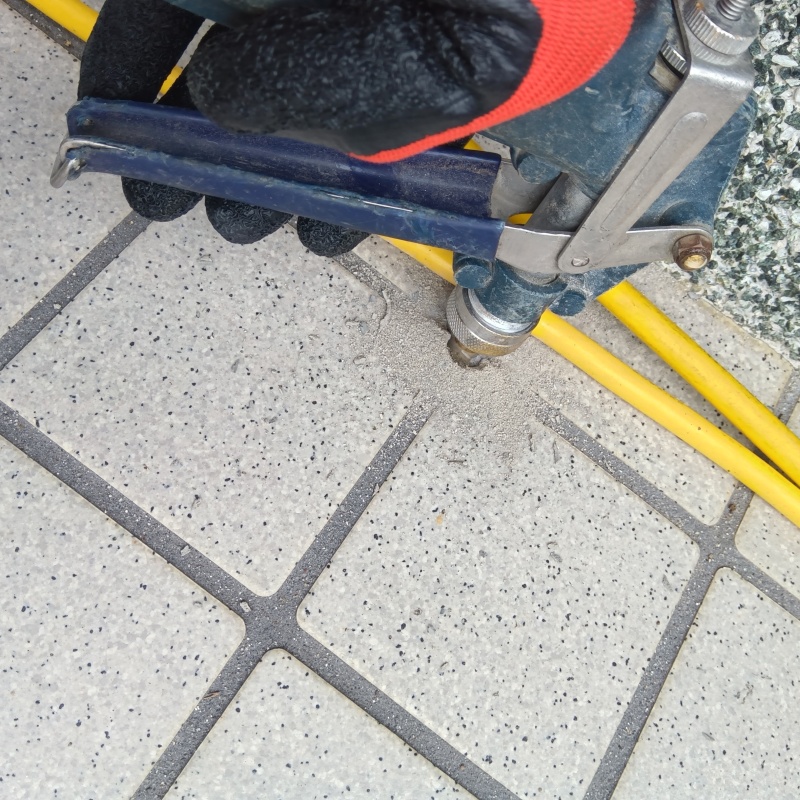床にシロアリ駆除剤を注入