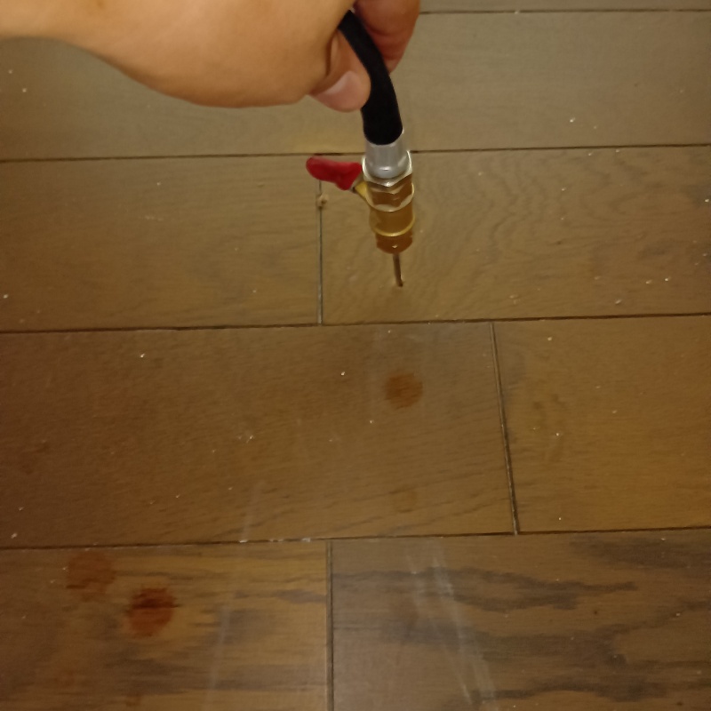 床にシロアリ駆除剤を注入