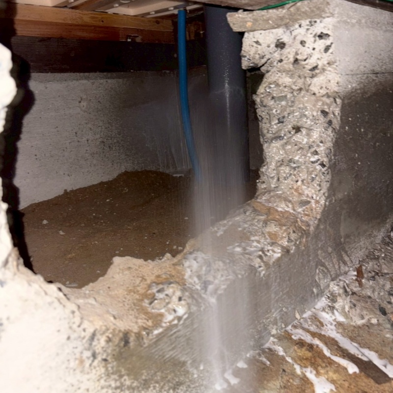 床下の木材にシロアリ駆除剤を散布