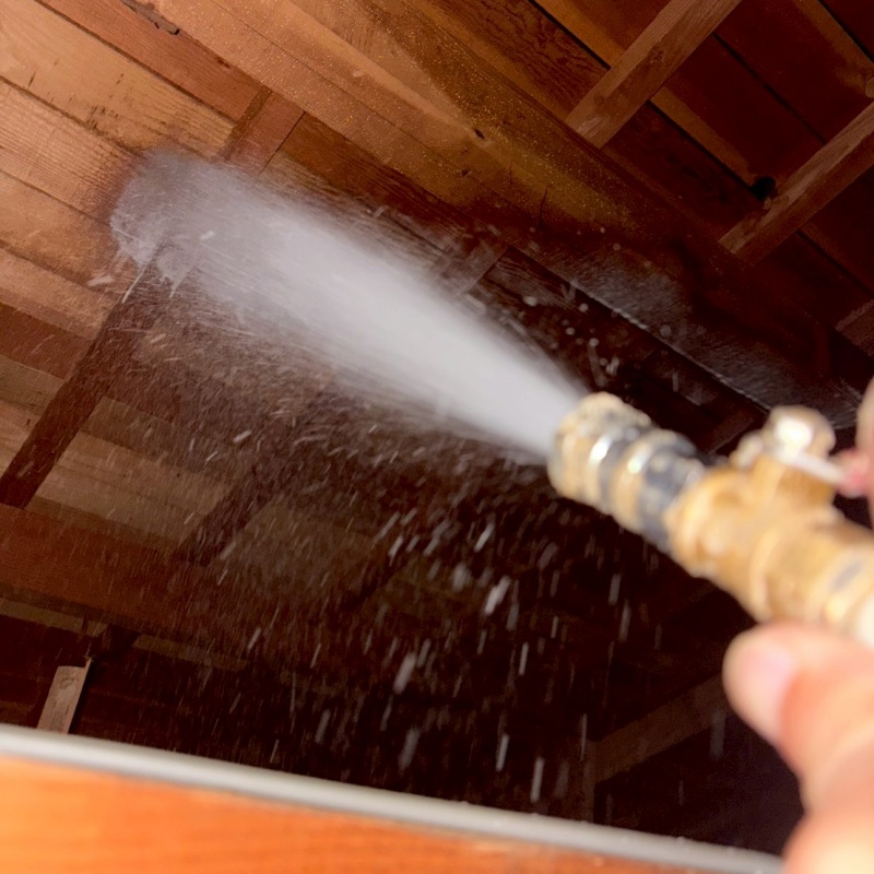 屋根裏にシロアリ駆除剤を散布