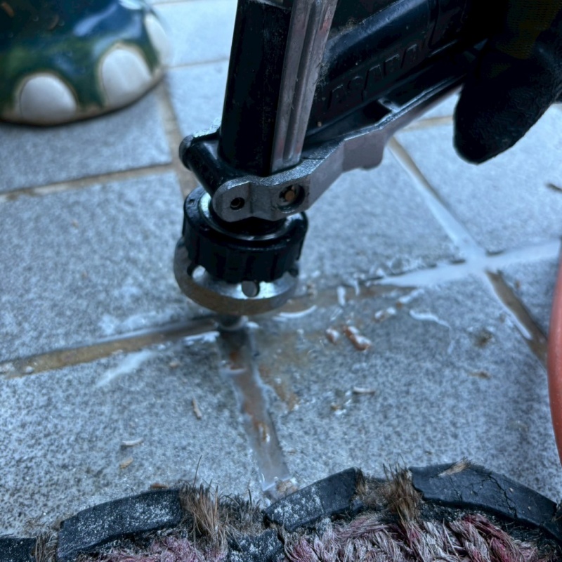 床にシロアリ駆除剤を注入
