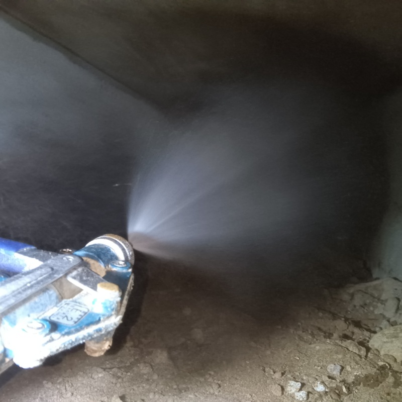 床下の木材にシロアリ駆除剤を散布