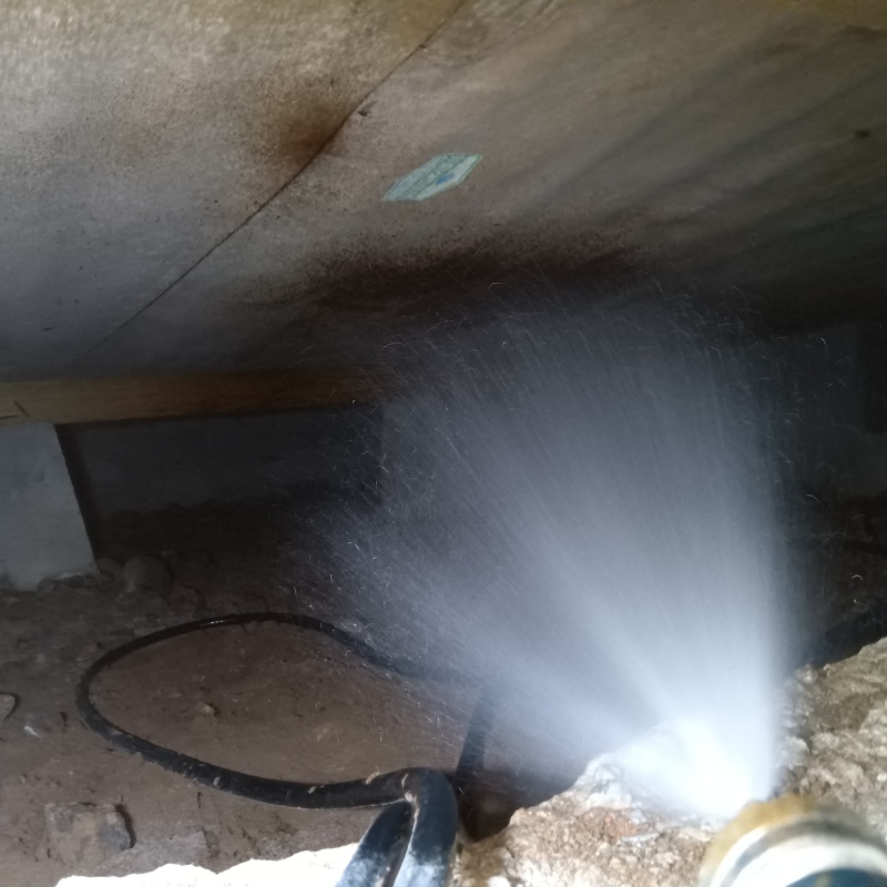 床下の木材にシロアリ駆除剤を散布