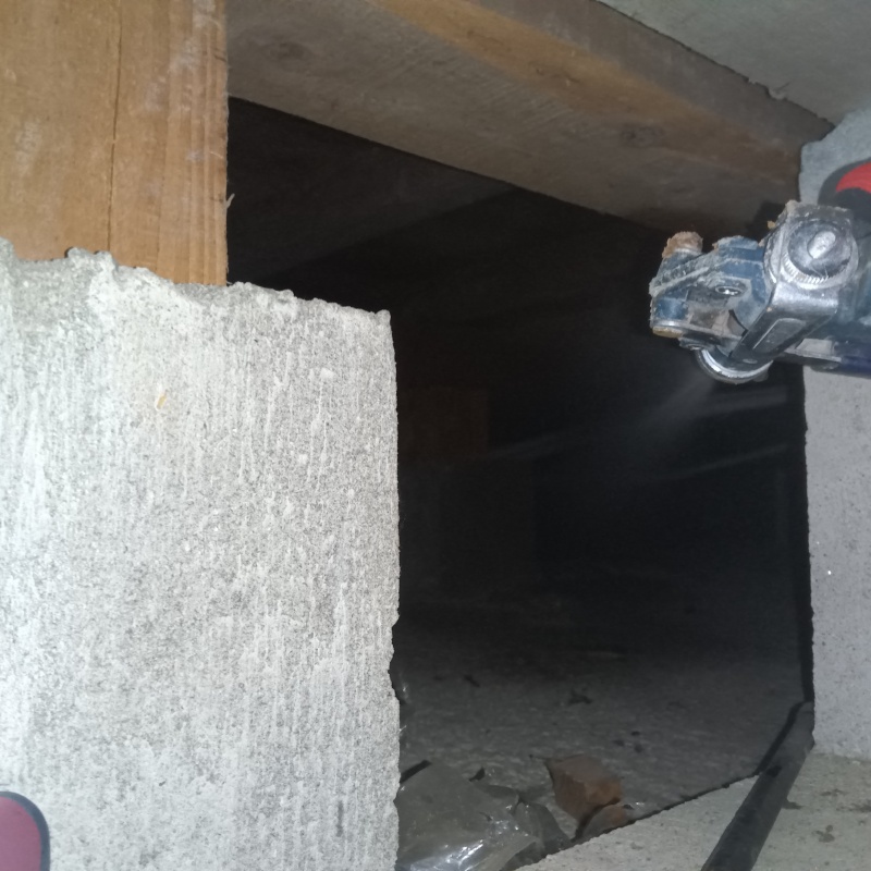 床下の地面にシロアリ駆除剤を散布