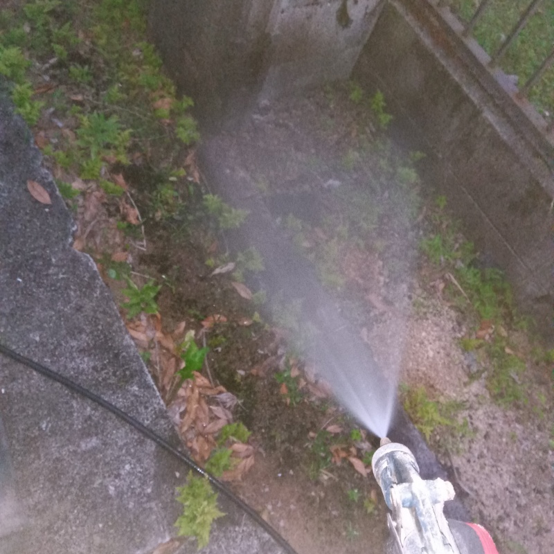 建物の外周にシロアリ駆除剤を散布