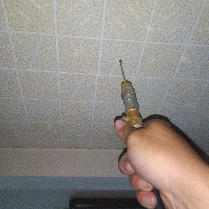 壁にシロアリ駆除剤を注入