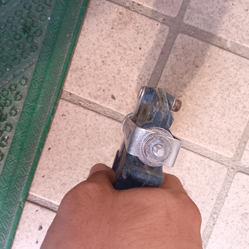 床にシロアリ駆除剤を注入