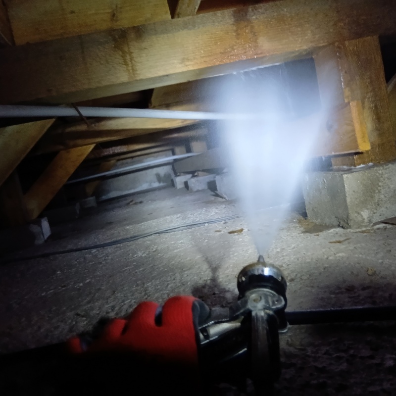 床下の木材にシロアリ駆除剤を散布