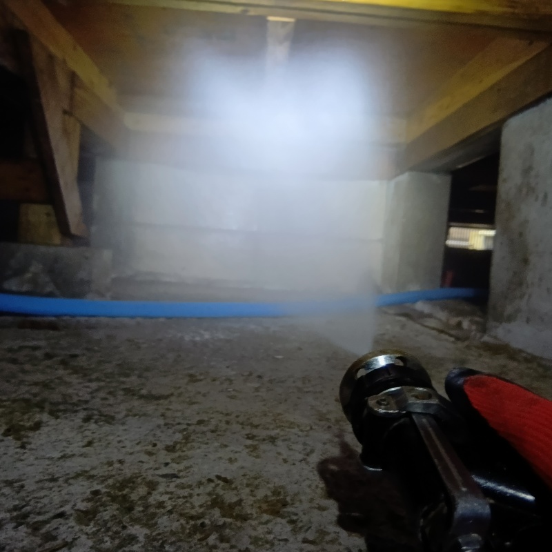 床下の木材にシロアリ駆除剤を散布