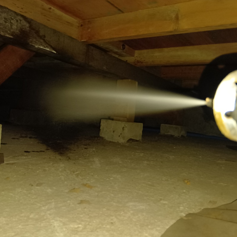 床下の地面にシロアリ駆除剤を散布