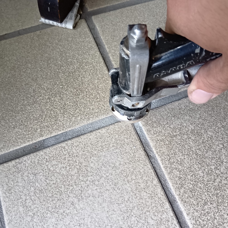 床にシロアリ駆除剤を注入